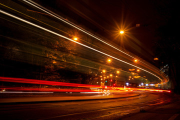 Stadtverkehr bei Nacht