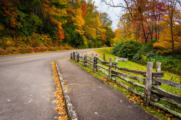 Fototapeta na wymiar Fence and autumn color along the Blue Ridge Parkway in Julian Pr