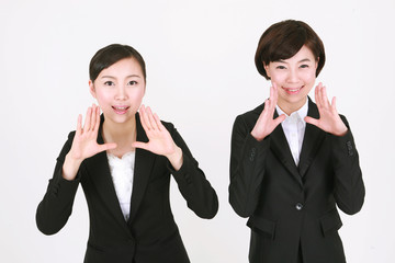 스튜디오 안의 비즈니스맨과 비즈니스 우먼