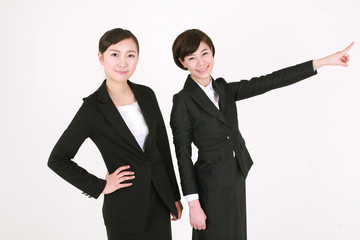 스튜디오 안의 비즈니스맨과 비즈니스 우먼