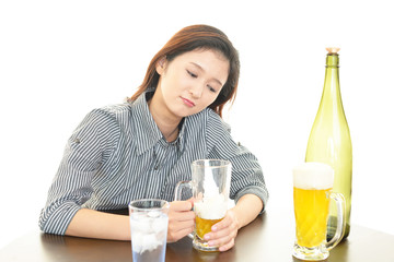 ビールを飲みすぎた女性