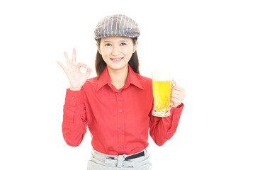 Obraz premium ビールを持つウェイトレス