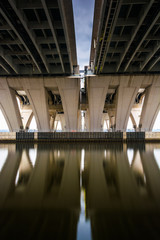 Obraz premium Long exposure under the Woodrow Wilson Bridge, in Alexandria, Vi