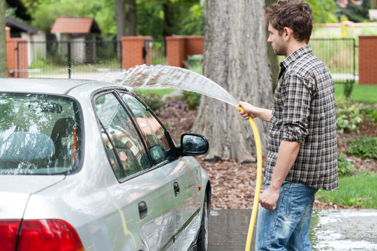 Man perfusing his car