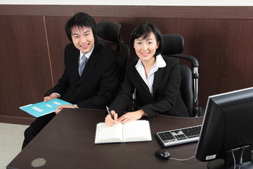 직장에서 일하는 비즈니스맨과 비즈니스 우먼