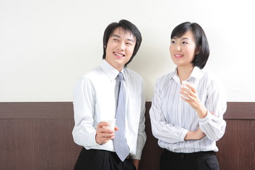 직장에서 일하는 비즈니스맨과 비즈니스 우먼