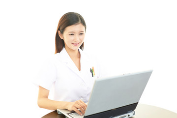 ノートパソコンで仕事中の女医