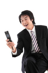 스튜디오 안의 정장 입은 비즈니스맨과 비즈니스 우먼