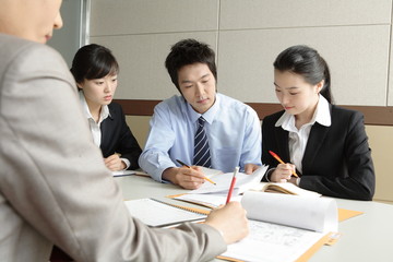 사무실에서 일하는 비즈니스맨과 비즈니스 우먼