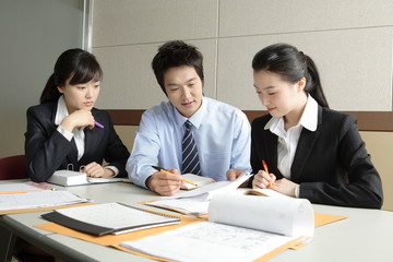 사무실에서 일하는 비즈니스맨과 비즈니스 우먼