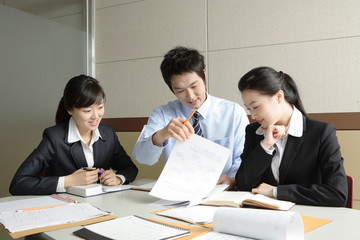 사무실에서 일하는 비즈니스맨과 비즈니스 우먼