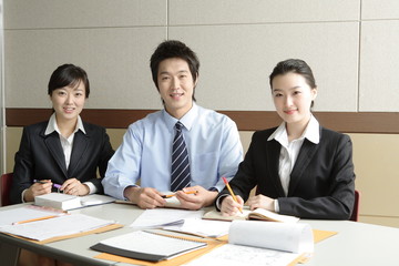 사무실에서 일하는 비즈니스맨과 비즈니스 우먼