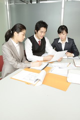 사무실에서 일하는 비즈니스맨과 비즈니스 우먼