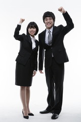 일하고 있는 두 명의 비즈니스맨