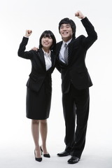 일하고 있는 두 명의 비즈니스맨