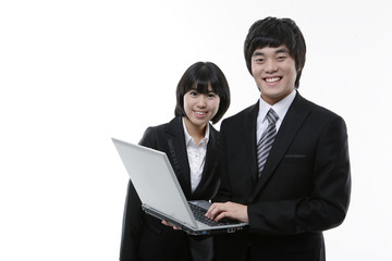 일하고 있는 두 명의 비즈니스맨