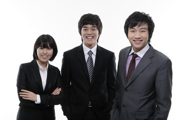 무리 지어 일하고 있는 비즈니스맨과 비즈니스 우먼들