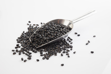 Black beans with transfer scoop