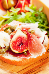 Prosciutto sandwich with capers and figs