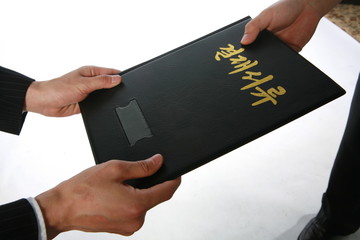 손과 서류의 클로즈업 