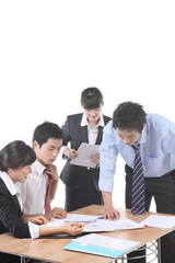 스튜디오 안의 일하고 있는 비즈니스맨과 비즈니스 우먼