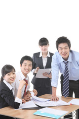 스튜디오 안의 일하고 있는 비즈니스맨과 비즈니스 우먼