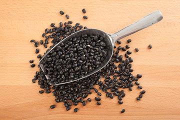 Black beans with transfer scoop