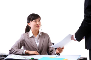 헤드셋을 끼고 책상에서 일하는 두 명의 비즈니스 우먼