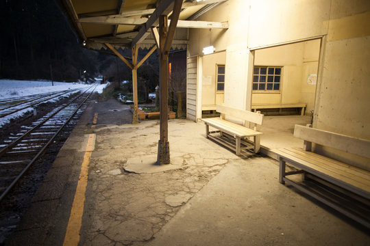 夜の駅のベンチ