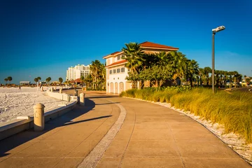 Photo sur Plexiglas Clearwater Beach, Floride Building and the beach along a path in Clearwater Beach, Florida