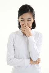 흰 배경 스튜디오에서 제스처를 취하는 삼십 대 동양여성