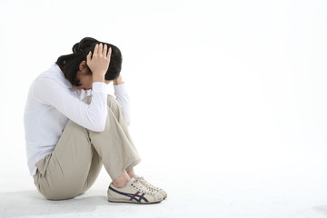 흰 배경 스튜디오에서 제스처를 취하는 삼십 대 동양여성