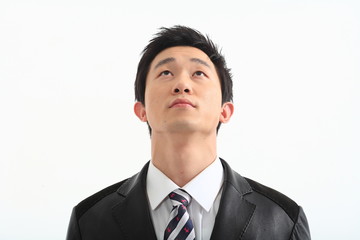 흰 배경 스튜디오에서 올려다보는 비즈니스맨