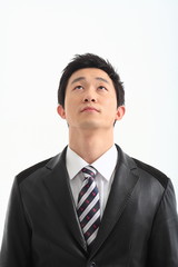 흰 배경 스튜디오에서 올려다보는 비즈니스맨