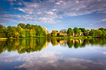 Fototapeta na wymiar Evening reflections at Wilde Lake in Columbia, Maryland.