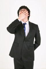 검은 정장을 입고 제스처를 취하는 비즈니스맨