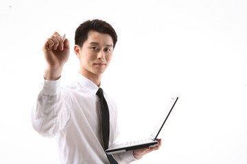 흰 배경 스튜디오에서 노트북을 사용하는 비즈니스맨