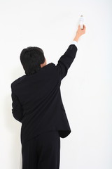 제스처를 취하고 있는 검은 정장의 비즈니스맨