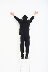 제스처를 취하고 있는 검은 정장의 비즈니스맨