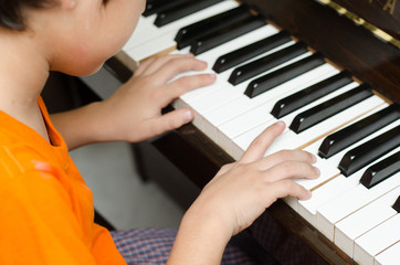 Fototapety  mały chłopiec grający na pianinie