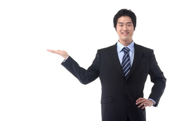 손을 내밀어 소개하는 검은 정장의 비즈니스맨