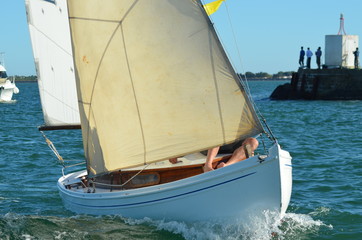 Obraz premium petit voilier en course