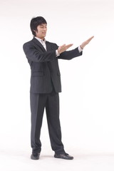 스튜디오 안에서 제스처 취하고 있는 비즈니스맨