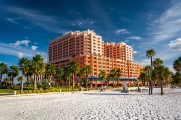 Zelfklevend Fotobehang Clearwater Beach, Florida Groot hotel en palmbomen op het strand in Clearwater Beach, Flo