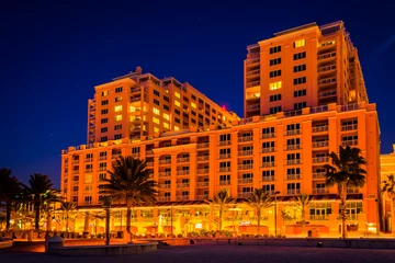 Papier Peint photo autocollant Clearwater Beach, Floride Large hotel at night in Clearwater Beach, Florida.