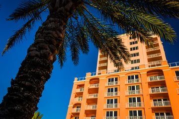 Photo sur Plexiglas Clearwater Beach, Floride Large hotel and a palm tree in Clearwater Beach, Florida.