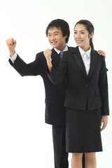 스튜디오 안에서 제스처 취하고 있는 비즈니스 우먼과 비즈니스맨