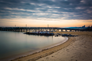 Obraz premium Long exposure of the beach and a pier in the Chesapeake Bay, in
