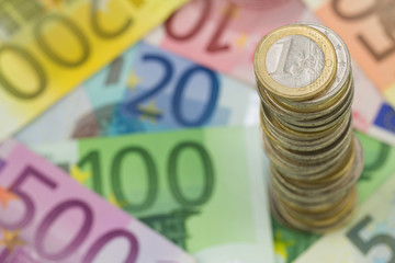 Münzturm auf Euro Geldscheine