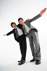 어깨동무를 하고 있는 두 명의 비즈니스맨